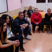 КЛУБЪТ НА РОДИТЕЛЯ КЪМ МКБППМН ПРИ ОБЩИНА СЕВЛИЕВО И ДЕТСКА ГРАДИНА „СЛЪНЦЕ” ДОМАКИНСТВАХА РАБОТИЛНИЦИ ЗА РОДИТЕЛИ ПОД НАДСЛОВ „ПО-ЛЕСНО Е С УСМИВКА …”.