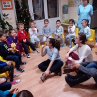 КЛУБЪТ НА РОДИТЕЛЯ КЪМ МКБППМН ПРИ ОБЩИНА СЕВЛИЕВО И ДЕТСКА ГРАДИНА „СЛЪНЦЕ” ДОМАКИНСТВАХА РАБОТИЛНИЦИ ЗА РОДИТЕЛИ ПОД НАДСЛОВ „ПО-ЛЕСНО Е С УСМИВКА …”.