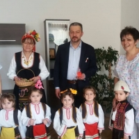 БАБА МАРТА ВЛЕЗЕ С ДЕТСКИ УСМИВКИ В ОБЩИНА СЕВЛИЕВО