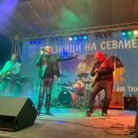 В НАВЕЧЕРИЕТО НА ДЕНЯ НА ГРАДА ГРУПА „СИГНАЛ“ СМАЯ СЕВЛИЕВО С ИЗПЪЛНЕНИЕТО НА КИТАРА НА ХИМНА НА БЪЛГАРИЯ