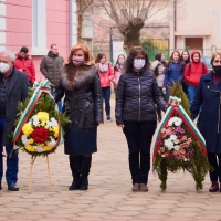 С ВЕНЦИ И ЦВЕТЯ ОТРУПАХА ПАМЕТНИКА НА АПОСТОЛА В СЕВЛИЕВО
