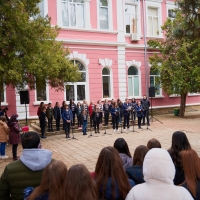 С ВЕНЦИ И ЦВЕТЯ ОТРУПАХА ПАМЕТНИКА НА АПОСТОЛА В СЕВЛИЕВО