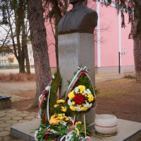С ВЕНЦИ И ЦВЕТЯ ОТРУПАХА ПАМЕТНИКА НА АПОСТОЛА В СЕВЛИЕВО