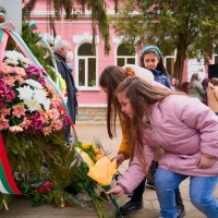 С ВЕНЦИ И ЦВЕТЯ ОТРУПАХА ПАМЕТНИКА НА АПОСТОЛА В СЕВЛИЕВО
