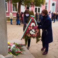 С ВЕНЦИ И ЦВЕТЯ ОТРУПАХА ПАМЕТНИКА НА АПОСТОЛА В СЕВЛИЕВО