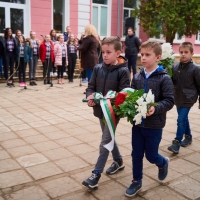 С ВЕНЦИ И ЦВЕТЯ ОТРУПАХА ПАМЕТНИКА НА АПОСТОЛА В СЕВЛИЕВО