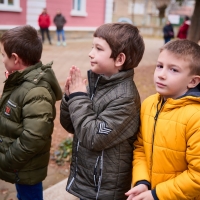 С ВЕНЦИ И ЦВЕТЯ ОТРУПАХА ПАМЕТНИКА НА АПОСТОЛА В СЕВЛИЕВО