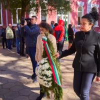 ВЕНЦИ И ЦВЕТА ОТРУПАХА ПАМЕТНИКА НА АПОСТОЛА В ДВОРА НА СУ "ВАСИЛ ЛЕВСКИ"
