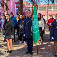 ВЕНЦИ И ЦВЕТА ОТРУПАХА ПАМЕТНИКА НА АПОСТОЛА В ДВОРА НА СУ "ВАСИЛ ЛЕВСКИ"