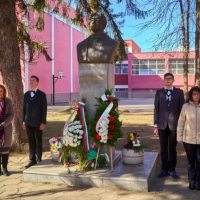 ВЕНЦИ И ЦВЕТА ОТРУПАХА ПАМЕТНИКА НА АПОСТОЛА В ДВОРА НА СУ "ВАСИЛ ЛЕВСКИ"
