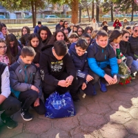 ВЕНЦИ И ЦВЕТА ОТРУПАХА ПАМЕТНИКА НА АПОСТОЛА В ДВОРА НА СУ "ВАСИЛ ЛЕВСКИ"