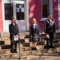 ВЕНЦИ И ЦВЕТА ОТРУПАХА ПАМЕТНИКА НА АПОСТОЛА В ДВОРА НА СУ "ВАСИЛ ЛЕВСКИ"