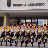 ФА “РАЗВИТИЕ” ПОЗДРАВИ СЕВЛИЕВЦИ ЗА НАЦИОНАЛНИЯ ПРАЗНИК