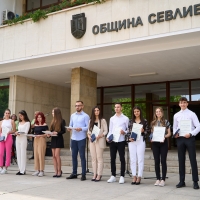 КМЕТЪТ Д-Р ИВАНОВ ВРЪЧИ НАГРАДИТЕ НА ИЗЯВЕНИ УЧЕНИЦИ И ЗАСЛУЖИЛИ УЧИТЕЛИ
