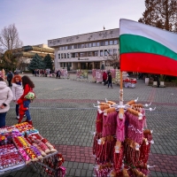 Площад "Свобода" грейна в бяло и червено