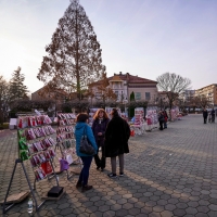 Площад "Свобода" грейна в бяло и червено