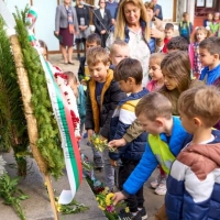 СЕВЛИЕВО ОТБЕЛЯЗА ДЕНЯ НА НАРОДНИТЕ БУДИТЕЛИ С ТЪРЖЕСТВО, ВЕНЦИ И НАГРАДИ ЗА БУДНИ УЧЕНИЦИ